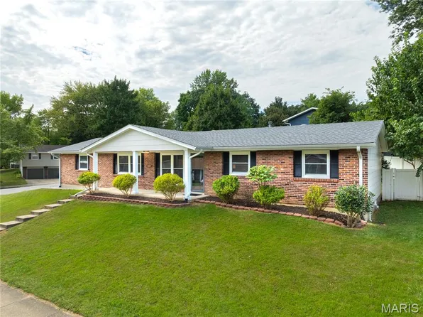 3025 Sherwood Ln, Saint Charles, MO 63301