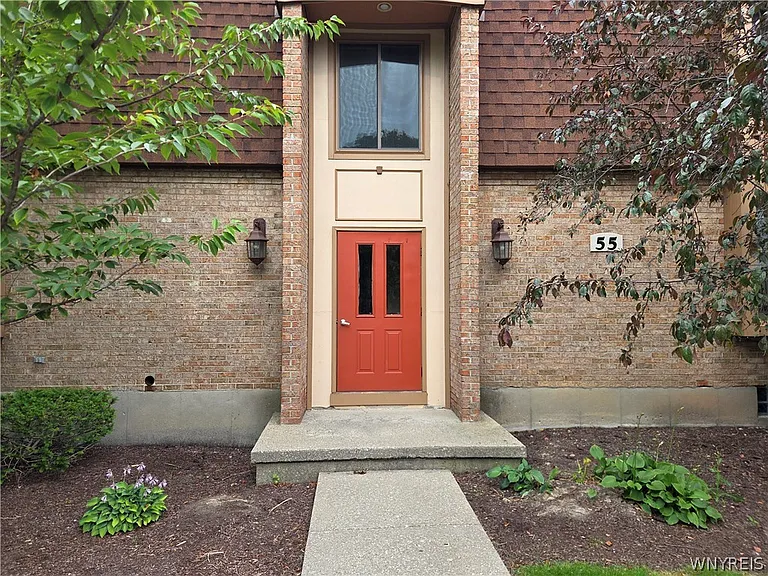55 Greenwich Dr #4 — Photo 1