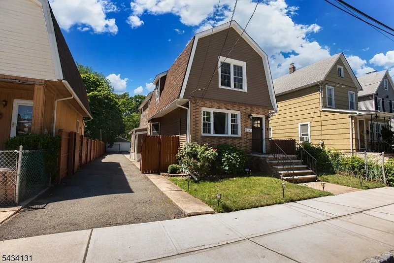 4 bed, 2.0 bath, $4,000 — Photo 2