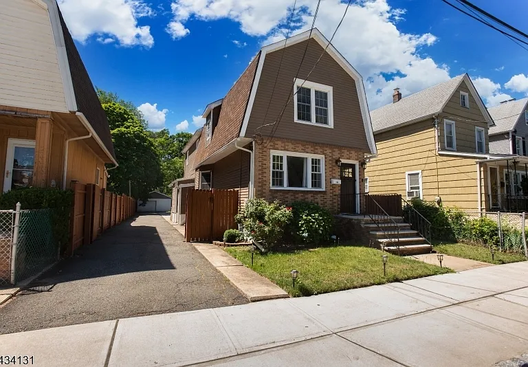 138 Jerome Pl — Photo 2