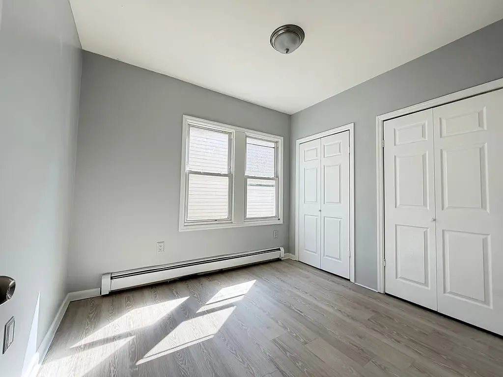 3 bed, 1000 sqft, $2,400 — Photo 2