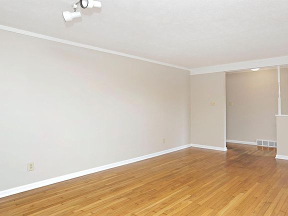 5th image of 105 Manitoba Ln