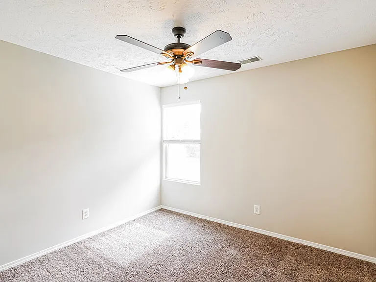 2735 Sutherland Dr — Photo 11