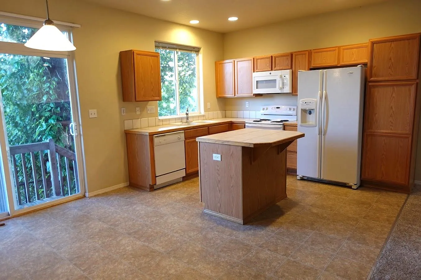 3 bed, 2.5 bath, 1618 sqft, $2,345 — Photo 4