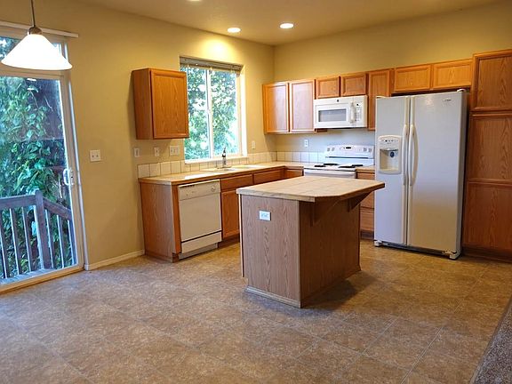 4th image of 512 SE Heathcliff Ln