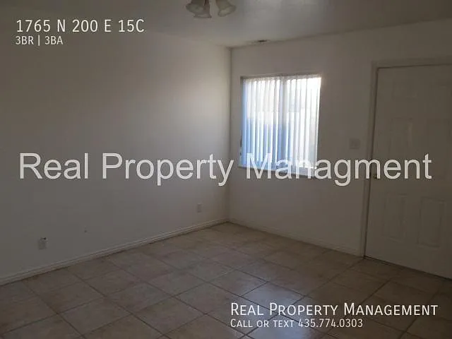 Pet Friendly Three Bedroom Town Home Available in August. — Photo 4