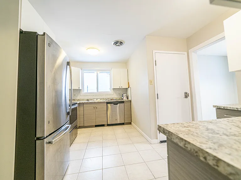 1-435 Piccadilly Ave #1 — Photo 5