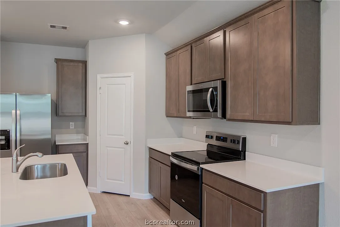 4 bed, 1665 sqft, $2,050 — Photo 3