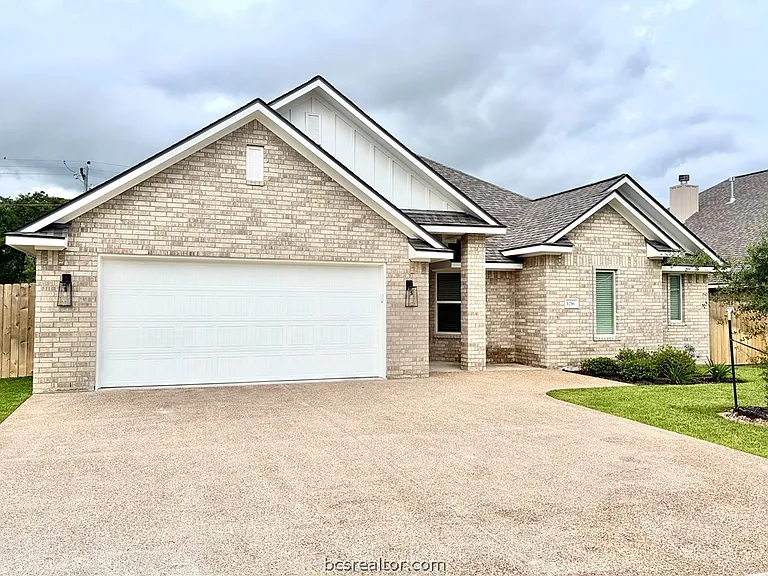 1216 Bridgewater Dr — Photo 1