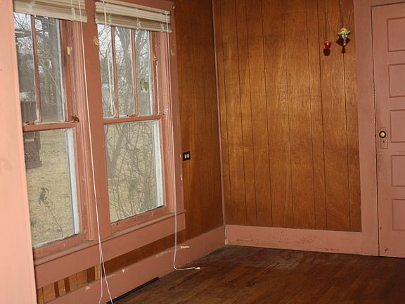 4th image of 621 W Oak St