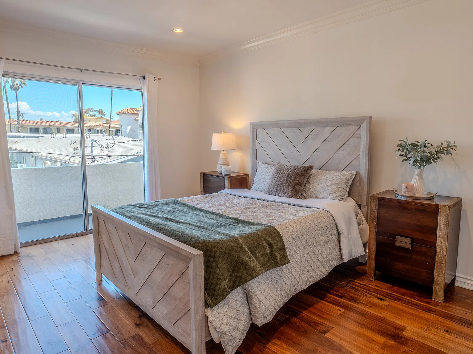 1 bed, 728 sqft, $3,300 — Photo 4