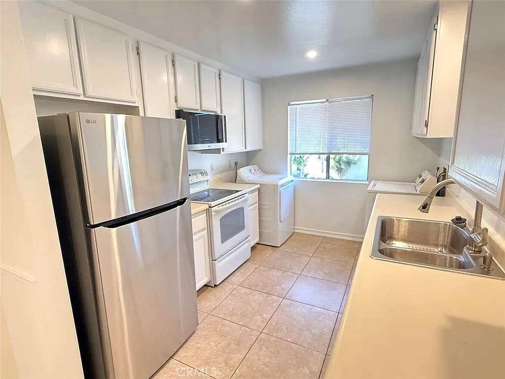 2 bed, 864 sqft, $2,899 — Photo 2