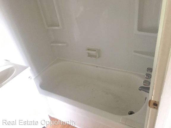3rd image of 1293 Neil Ave APT C6