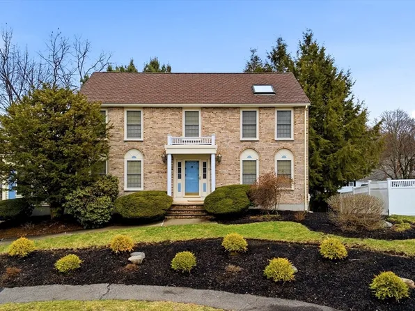15 Valdora Dr, Stoneham, MA 02180