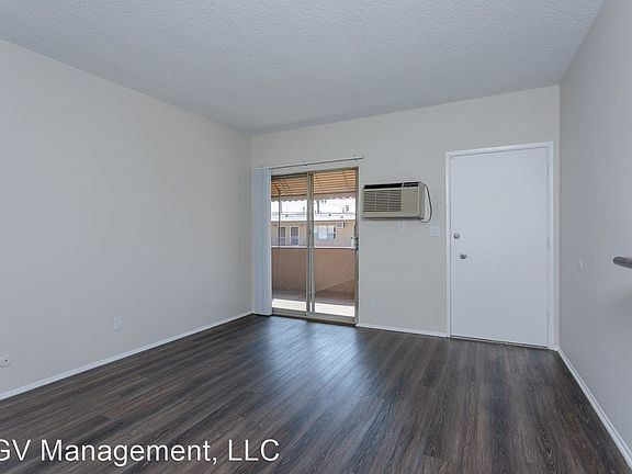 4th image of 215 E Live Oak St APT M
