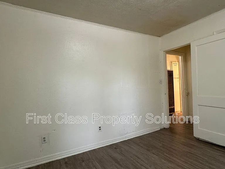 1904 NE 25th St — Photo 11