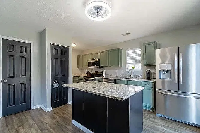 4 bed, 2.5 bath, 2108 sqft, $1,900 — Photo 2