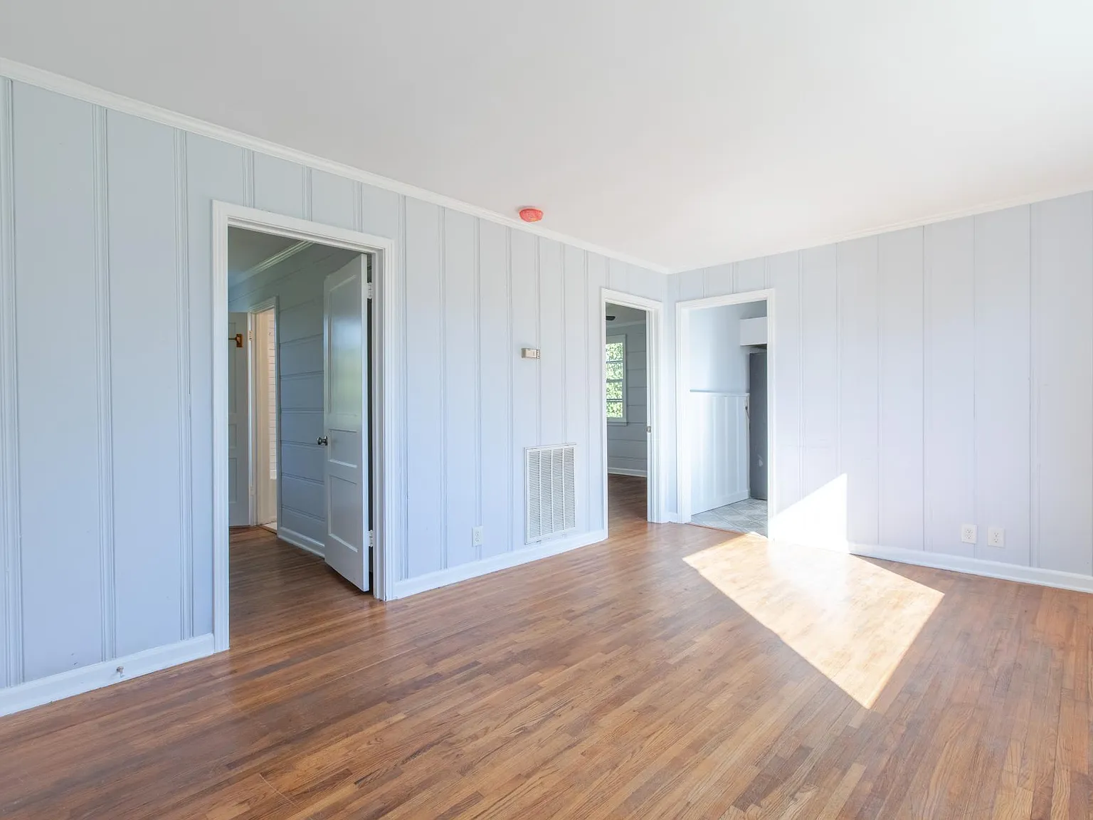2418 Maplecrest Dr — Photo 3