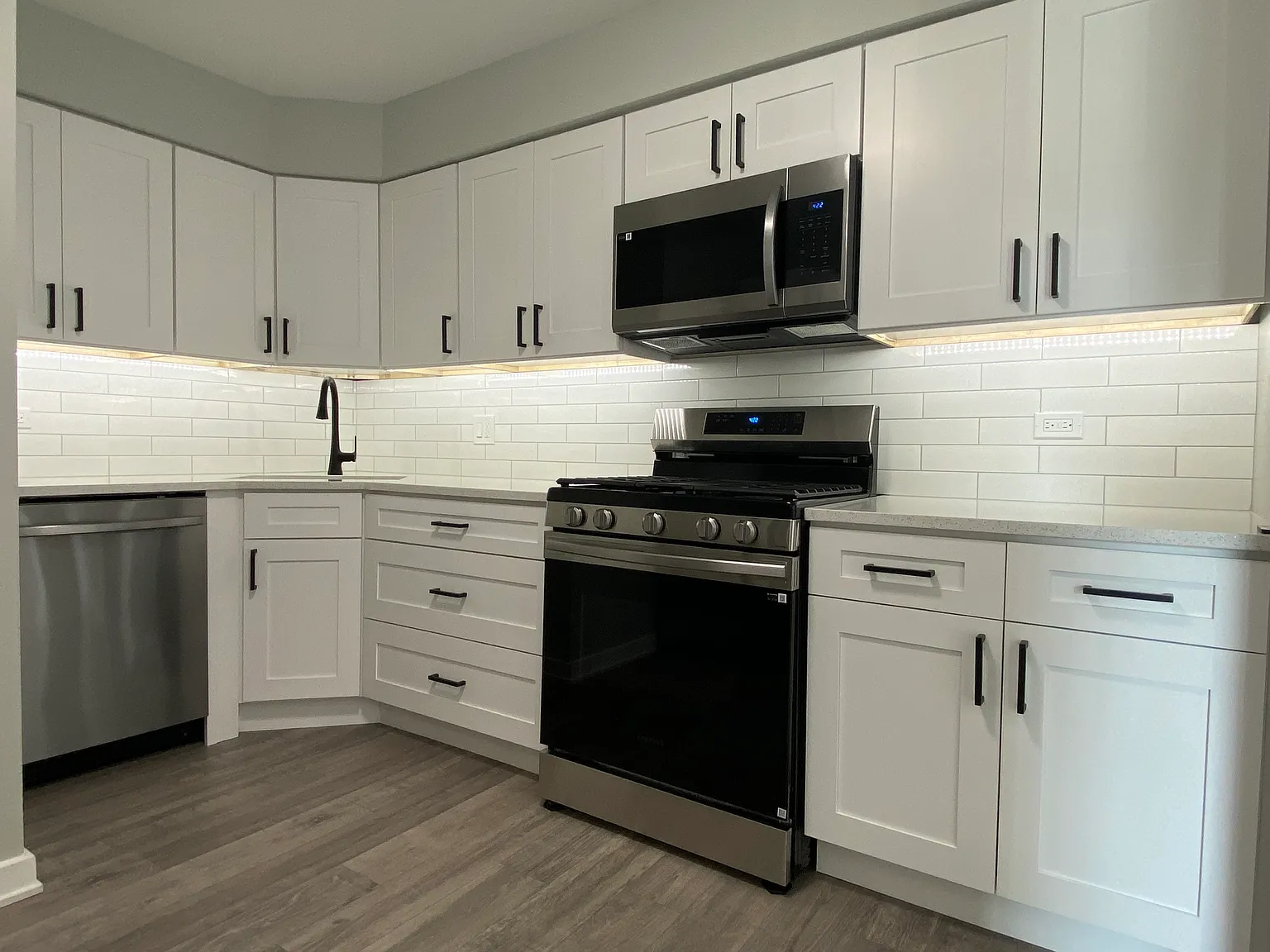 2 bed, 1.5 bath, 900 sqft, $2,050 — Photo 2
