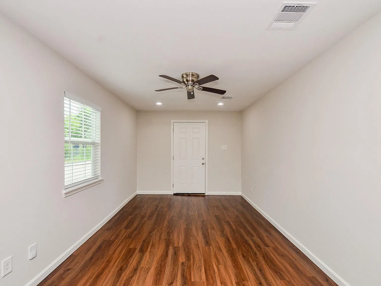 3 bed, 1.0 bath, 1152 sqft, $1,550 — Photo 3