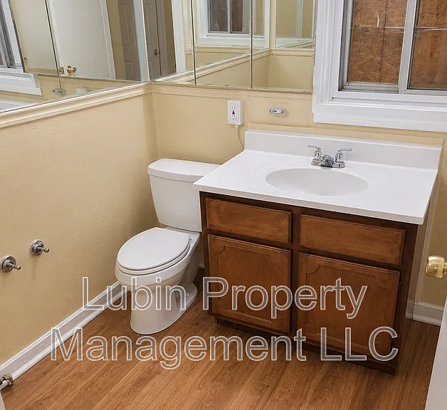 2527 Calvert Ave — Photo 4