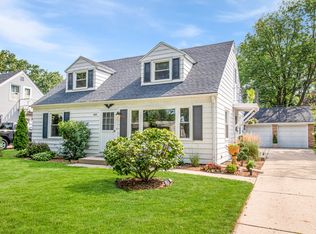 4542 N 107th St, Wauwatosa, WI 53225