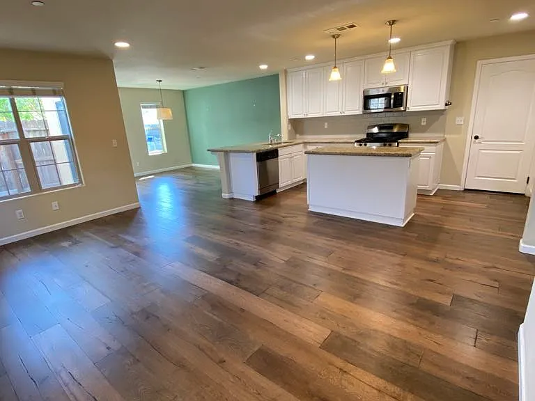 586 River Oaks Dr — Photo 2