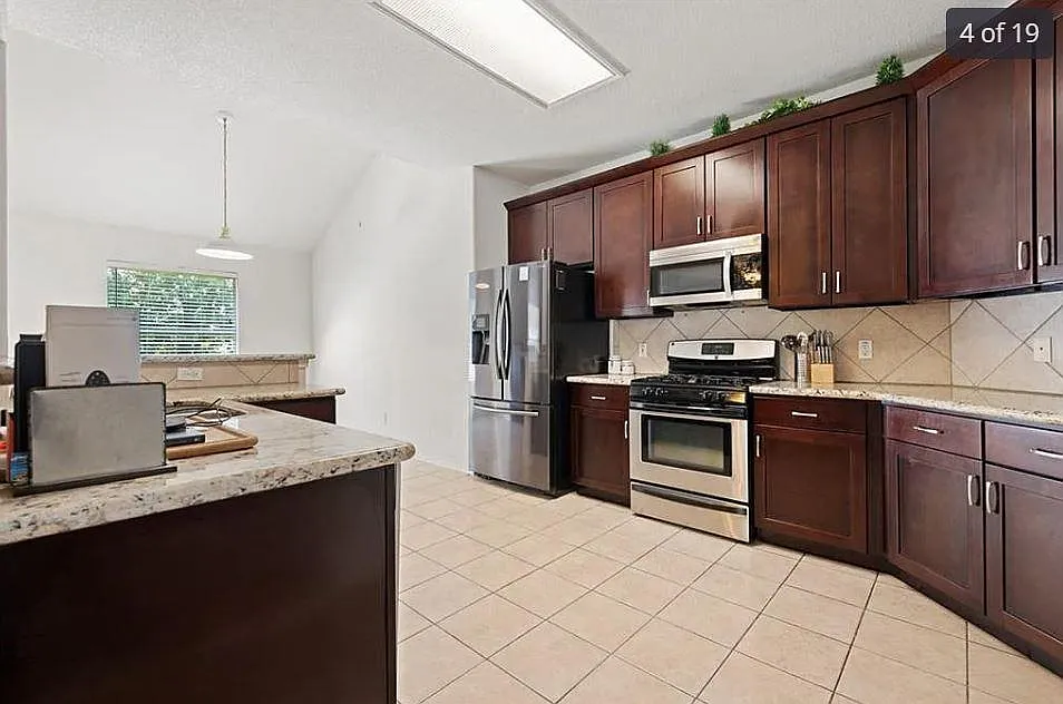 3 bed, 2.0 bath, 1824 sqft, $2,099 — Photo 3