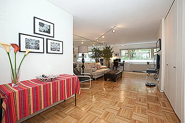 Sold by R New York | media 4