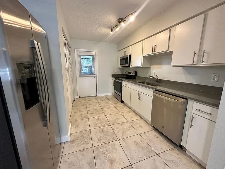Lakeside Cove Apartments — Photo 3
