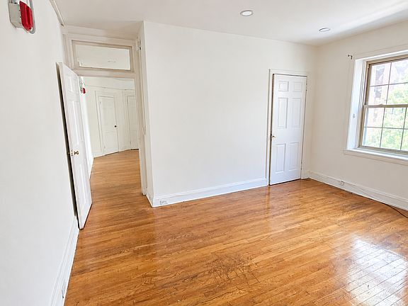5th image of 20 W Franklin St APT 2