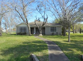 401 Sheehan St, Yoakum, TX 77995