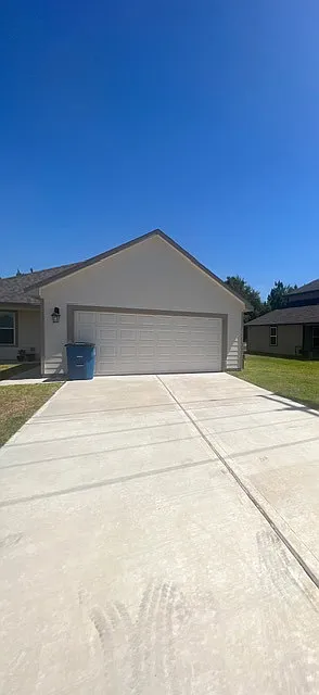 Modern 3-Bed Home with Attached Garage PETS Ok (Move-In Specials!!) — Photo 3