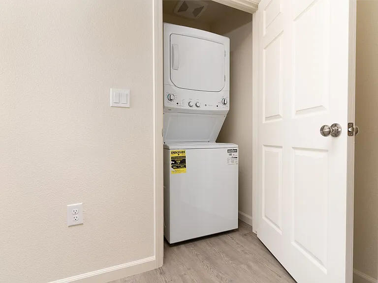 2467 Oakmont Cir — Photo 16