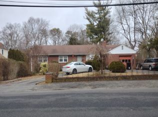 137 Greenwood Rd, Bay Shore, NY 11706