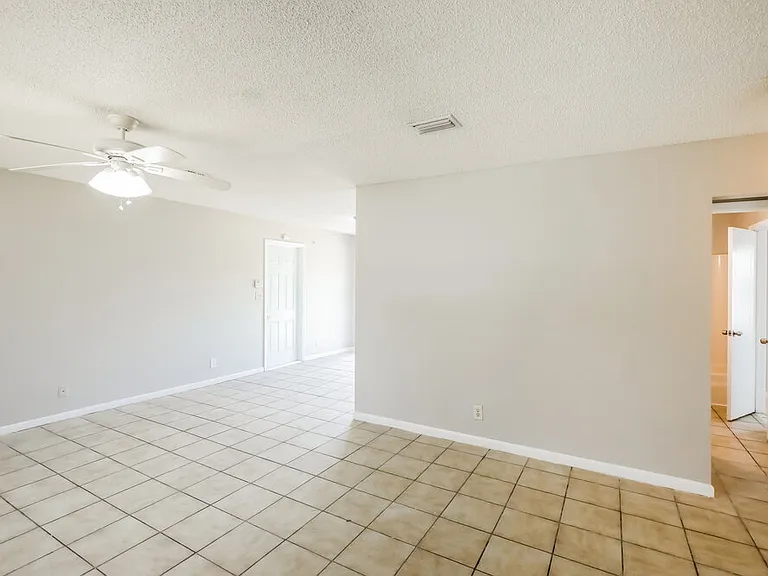 7710 SW 6th St — Photo 3
