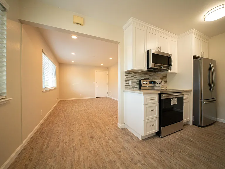 1695 Whitwood Ln #4 — Photo 3