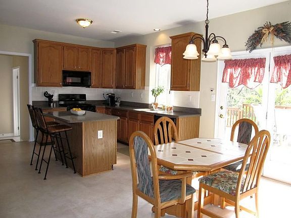 Sunny Eat-In Kitchen