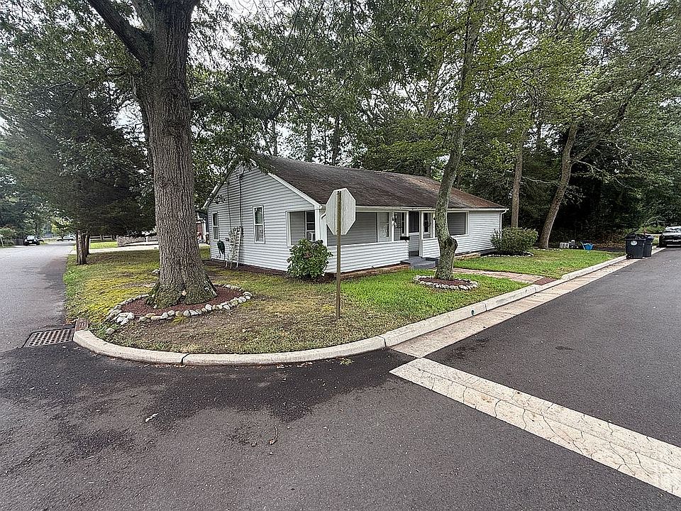 Corner lot dead-end street