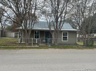 701 Libold Dr, Devine, TX 78016