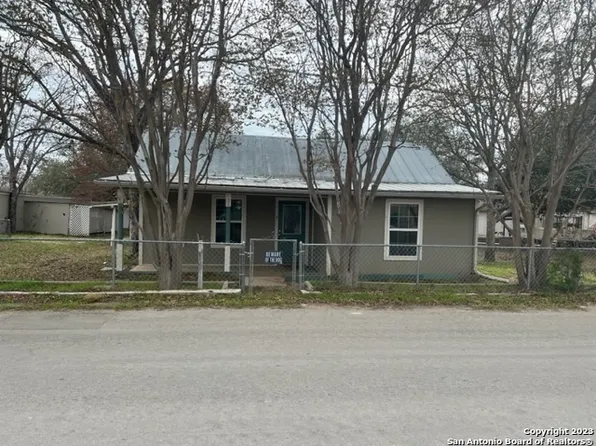 701 LIBOLD DR, Devine, TX 78016