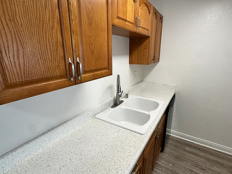 Courtyard Square Apartments — Photo 32