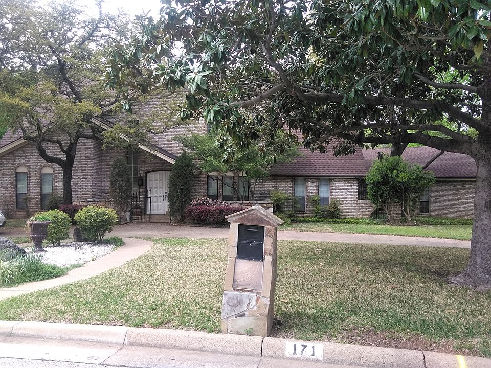 Front yard with circle drive