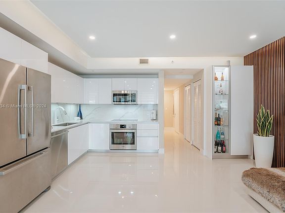 4th image of 488 NE 18th St Unit 1703
