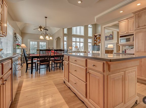 5th image of 2493 Waterside Dr