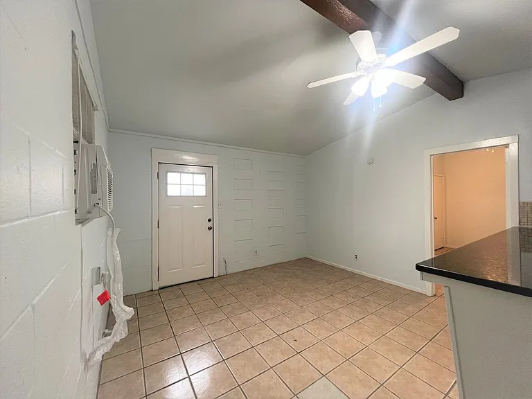 2609 E Cesar Chavez St — Photo 8