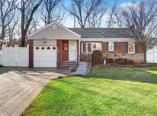 909 Catalpa Dr, Franklin Square, NY 11010
