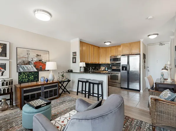 111 E Chestnut St, Chicago, IL