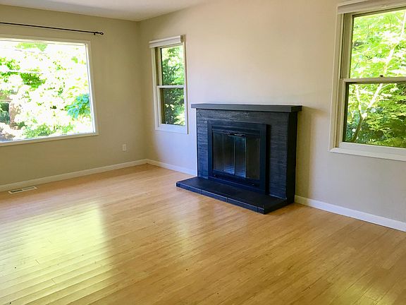 Light filled living room w/gas fireplace