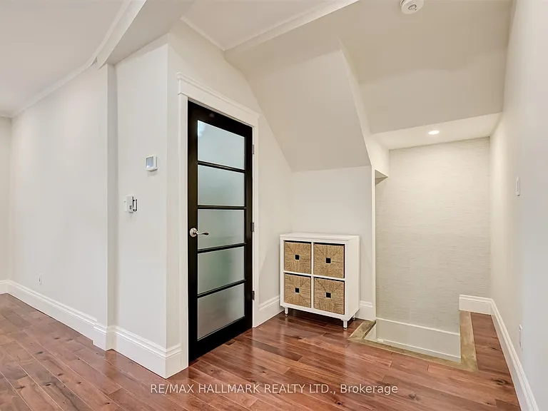 584 Logan Ave — Photo 3